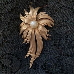 Vintage Trifari 60’s Broach  Gold Tone Flower Spay Design Pearl Center
